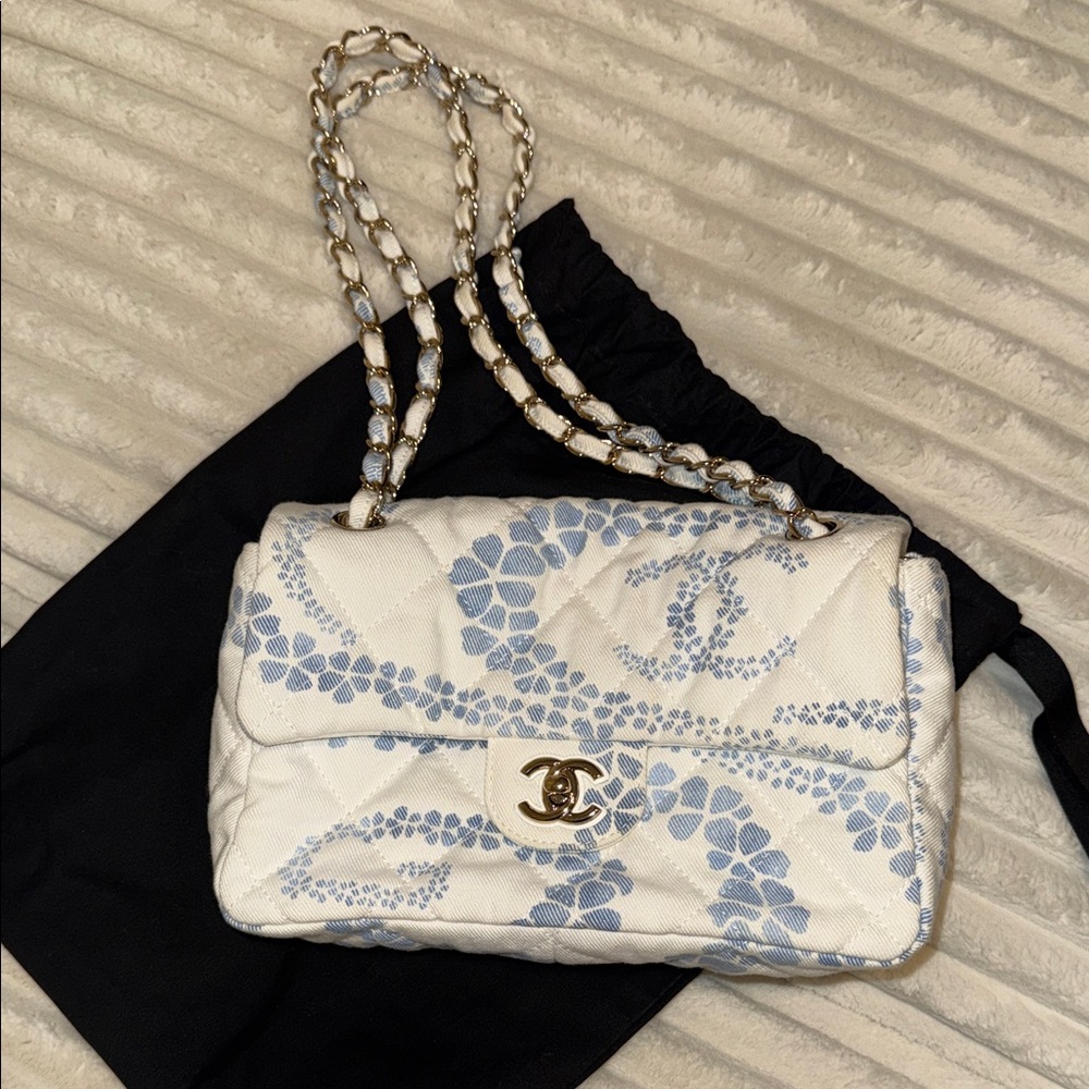 Chanel White and Blue COCO BEACH 2025 Quilted Shoulder Bag